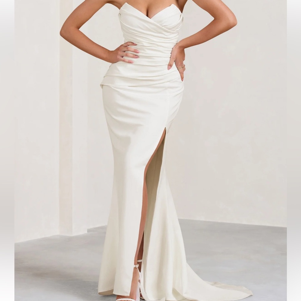 CLUB L LONDON - WHITE STRAPLESS GOWN